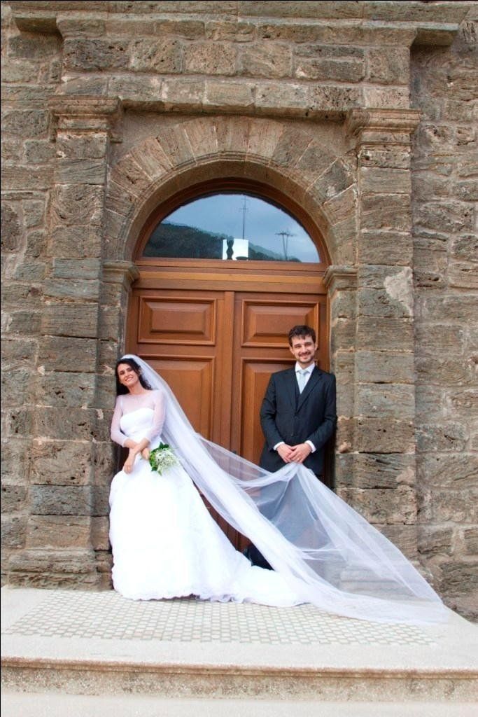 Deux jeunes mariés devant l'entrée d'un complexe de luxe