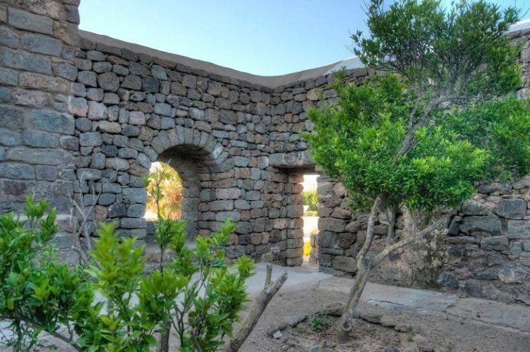 Mura in pietra di un resort