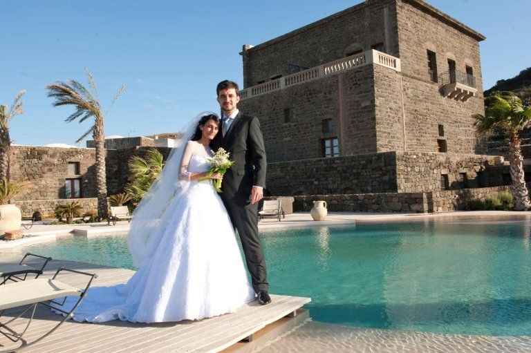 Photo de deux jeunes mariés dans le jardin d'un complexe de luxe