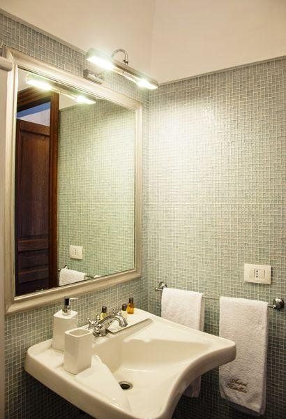 Salle de bain avec lavabo simple dans la suite - dammuso turquoise