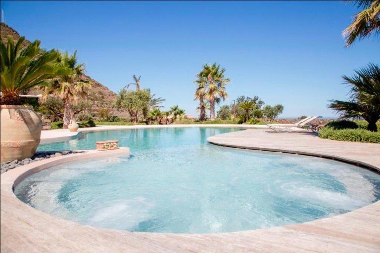 Jardin luxueux avec piscine d'un resort