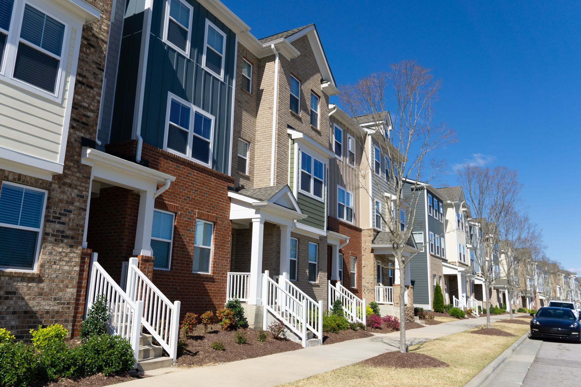 A row of attached residential suburban townhomes.