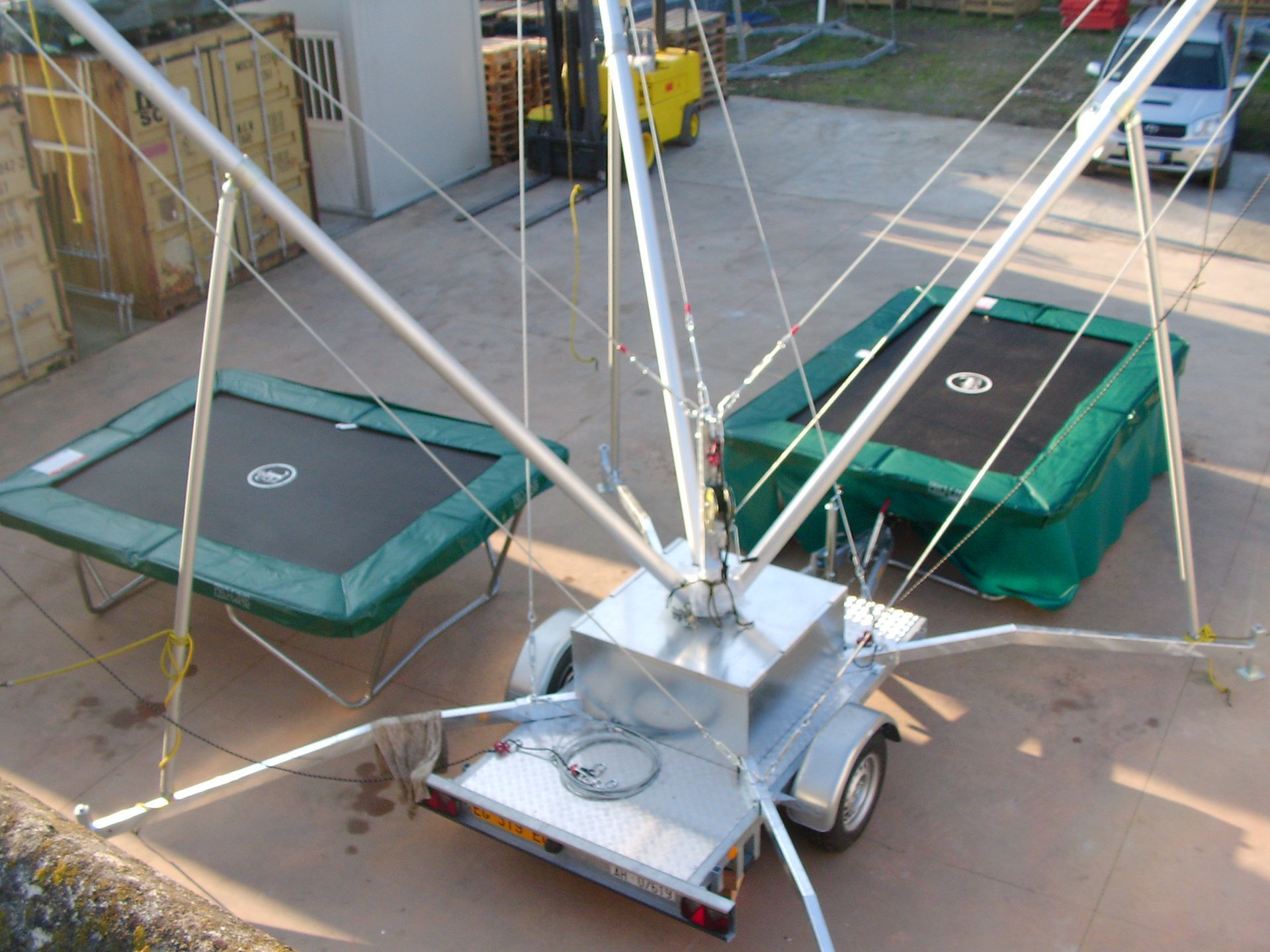 Un sistema di trampolini elastici su un rimorchio con due trampolini, pronto per l'uso.