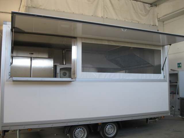 Camion di cibo bianco con finestra di servizio aperta e tenda da sole.