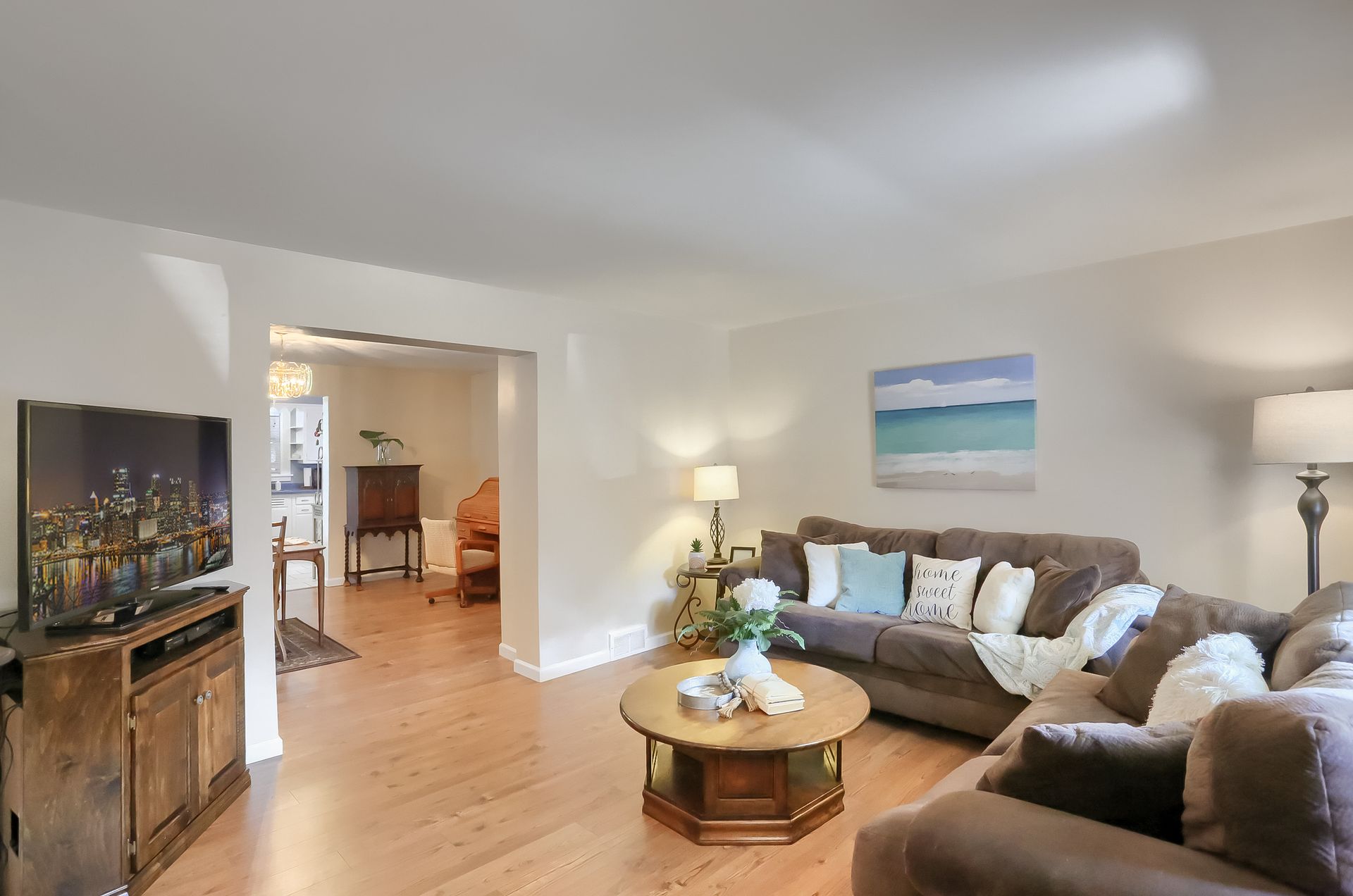 Modest home staging living room ideas