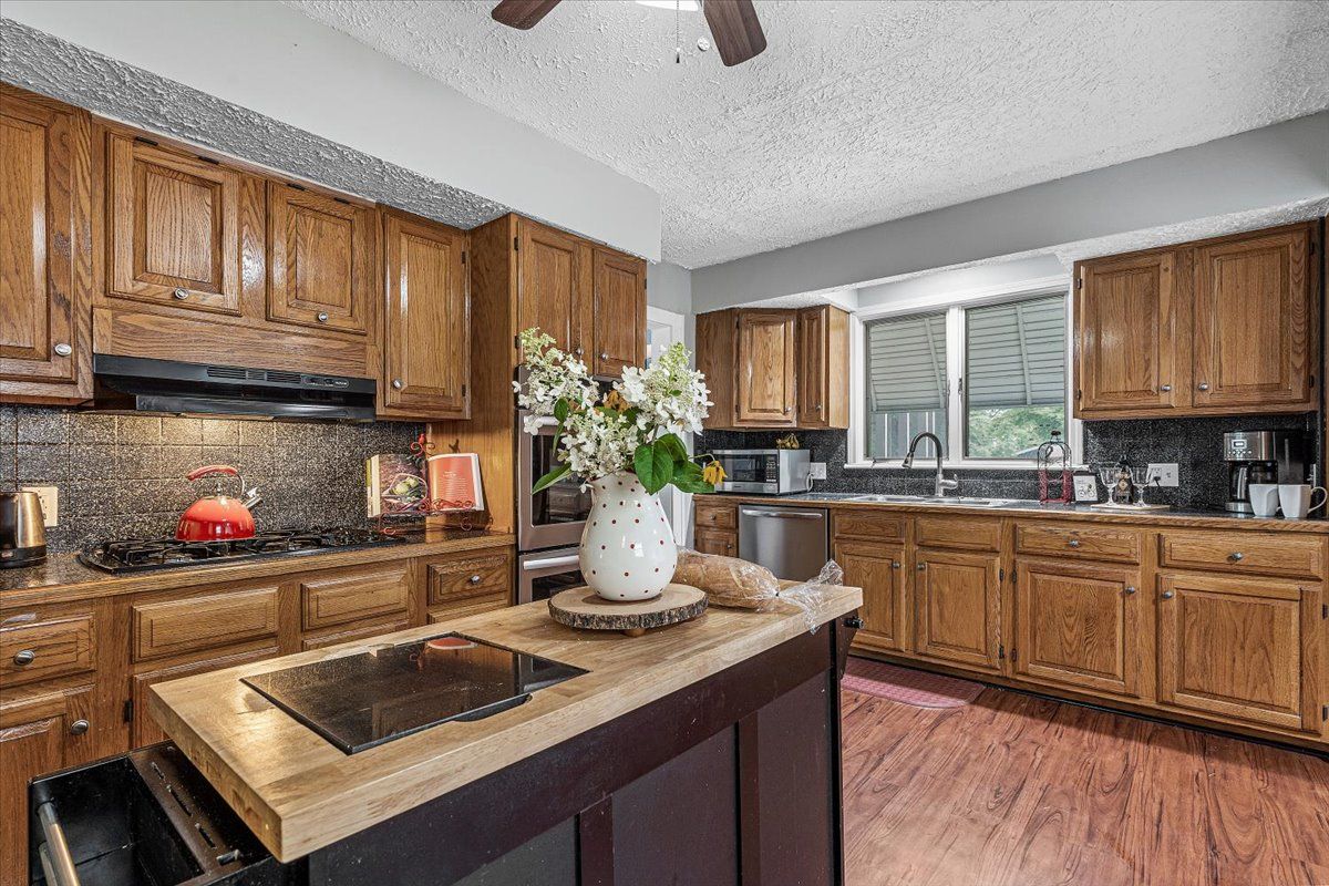 Home Staging - break up the wood with light colors in the foreground