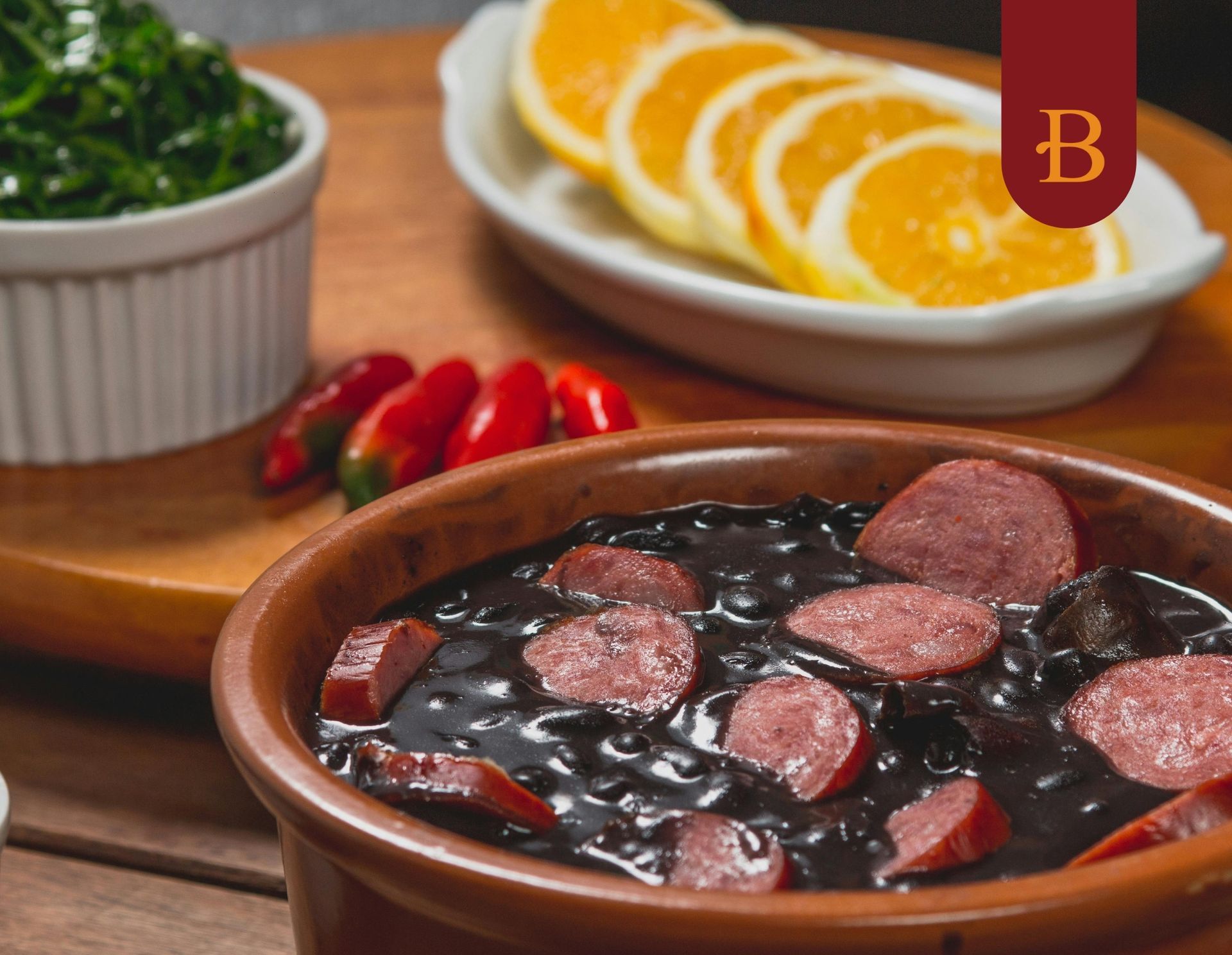 Feijoada tradicional brasileira preparada com carnes selecionadas, feijão preto e temperos 