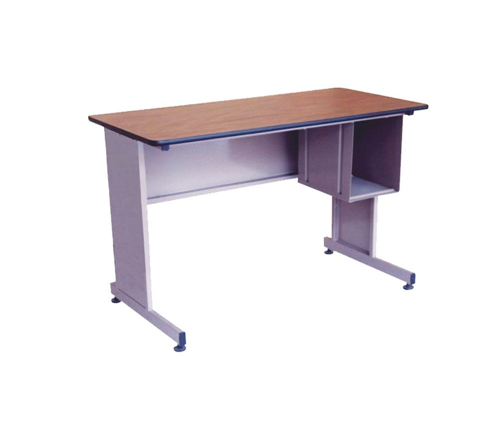 Escritorio de oficina con tapa marrón, patas grises y un pequeño compartimento de almacenamiento.