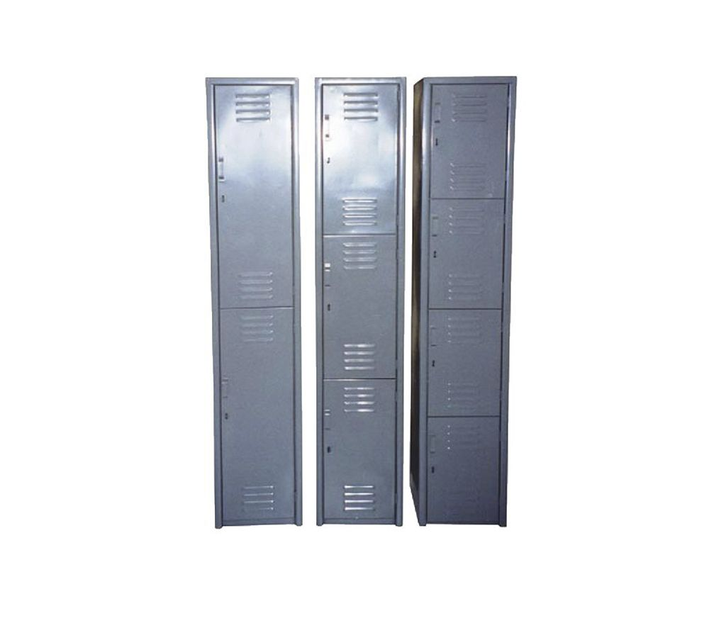 Tres taquillas escolares metálicas de color gris.