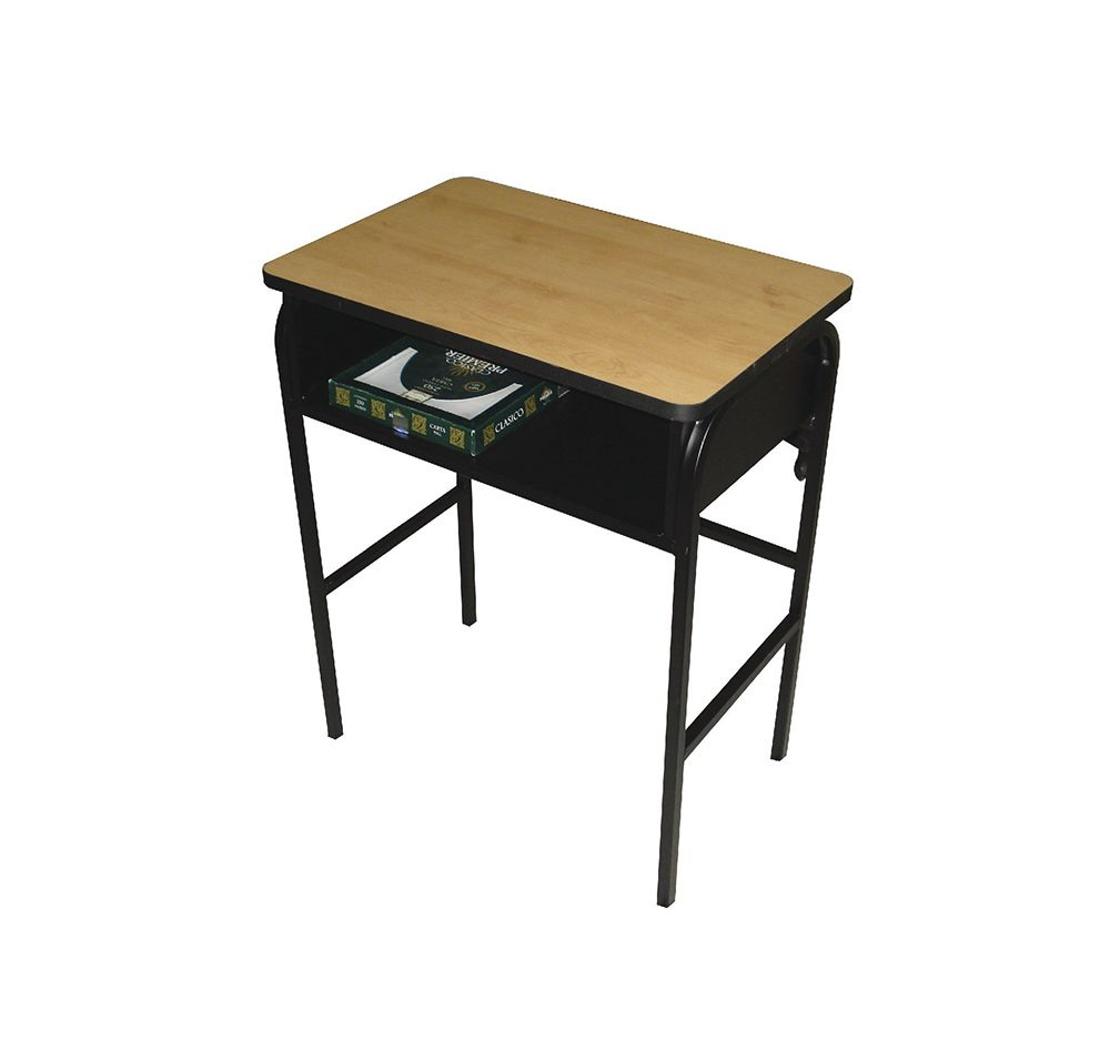 Pupitre escolar con estructura de metal negro, tablero de madera y estante. Contiene libros.