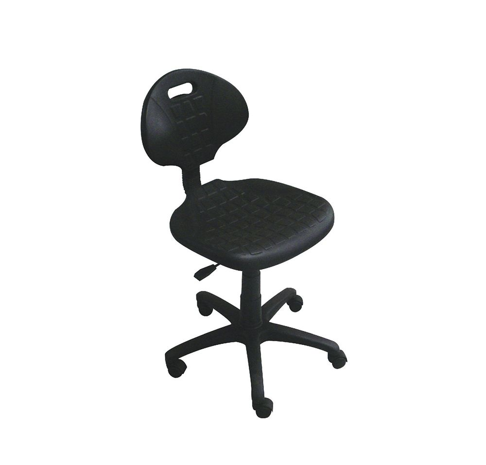 Silla de oficina de color negro con respaldo y base de cinco radios, sobre fondo blanco.