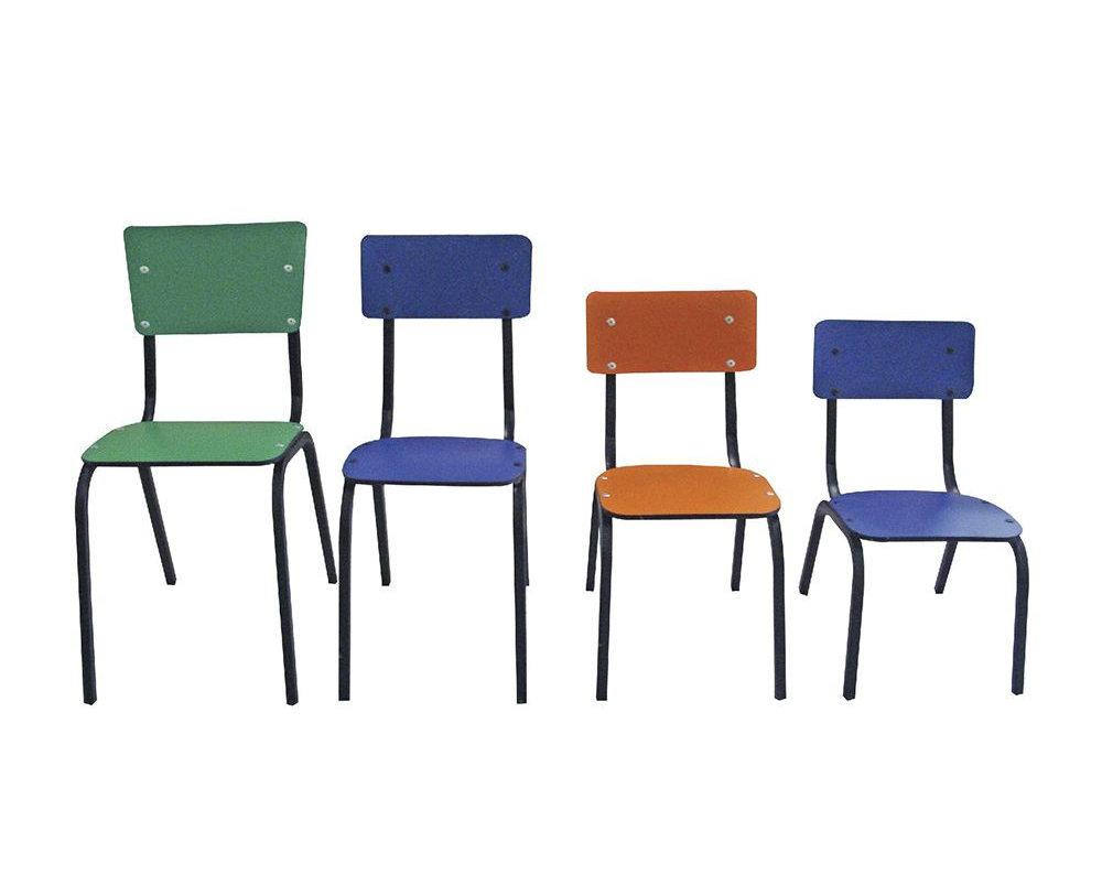 Cuatro sillas escolares de colores: verde, azul, naranja y azul nuevamente, con marcos de metal negros.