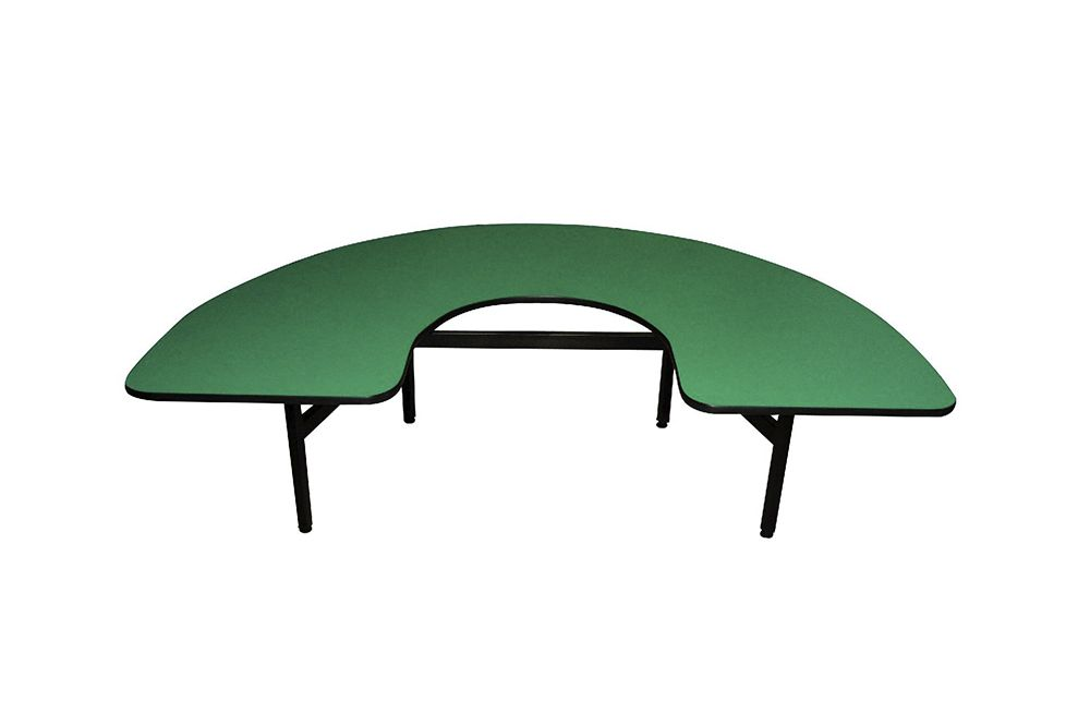 Mesa verde en forma de herradura con patas negras, sobre fondo blanco.