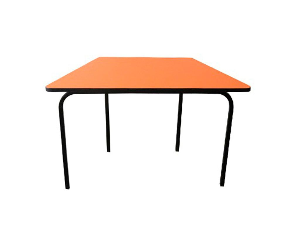 Mesa cuadrada naranja con patas negras sobre fondo blanco.