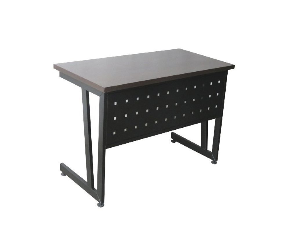 Escritorio rectangular negro y marrón con panel frontal perforado y patas en ángulo.