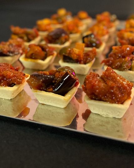 Un vassoio di antipasti con salsa sopra