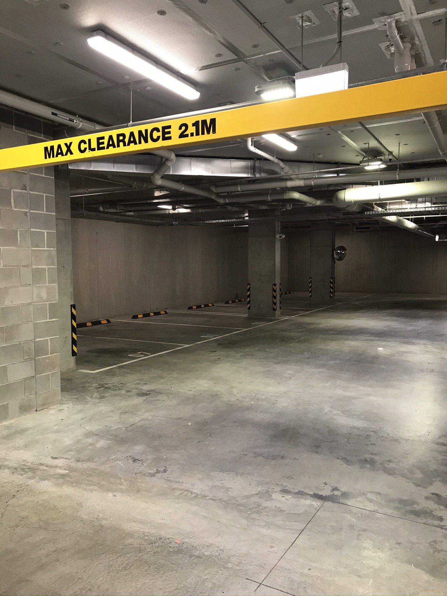 Basement entry with a height bar showing vehicle clearance distance