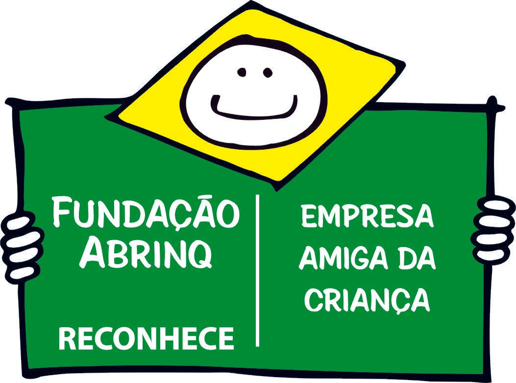 Uma pessoa está segurando uma placa verde com um rosto sorridente