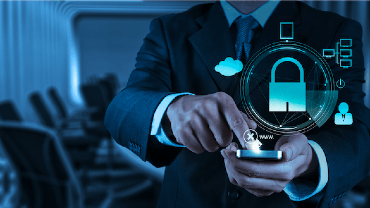 Um homem de terno está segurando um celular com um cadeado.