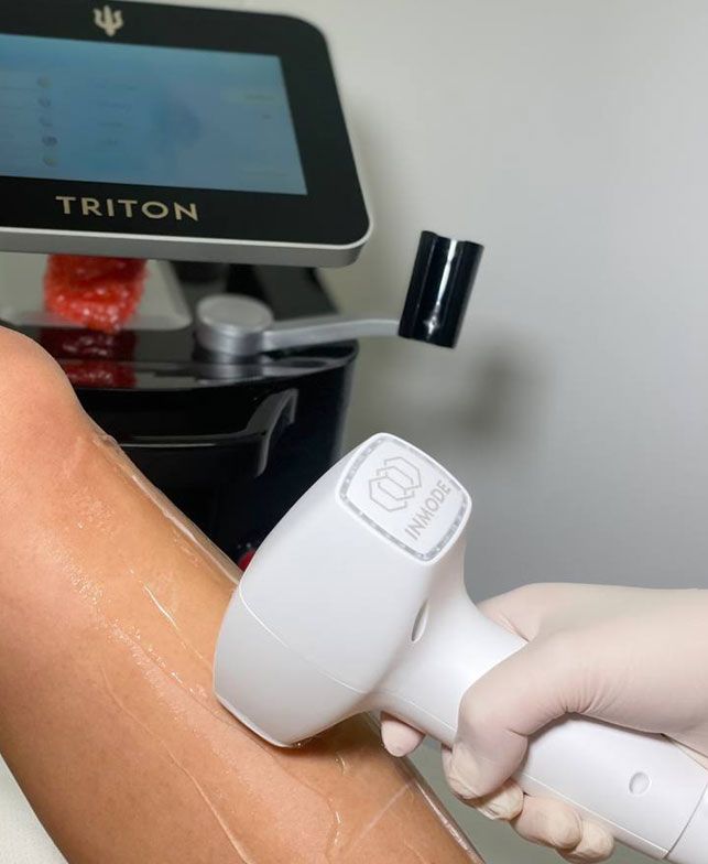 Donna sottoposta a iniezione di filler per le labbra in una clinica; il primo piano mostra l'ago che penetra nel labbro.