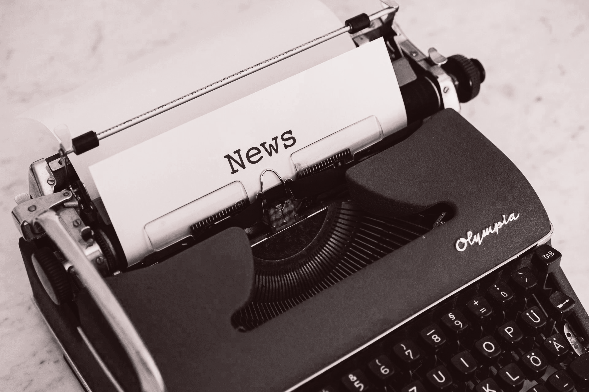 Máquina de escribir antigua escribiendo News para el blog