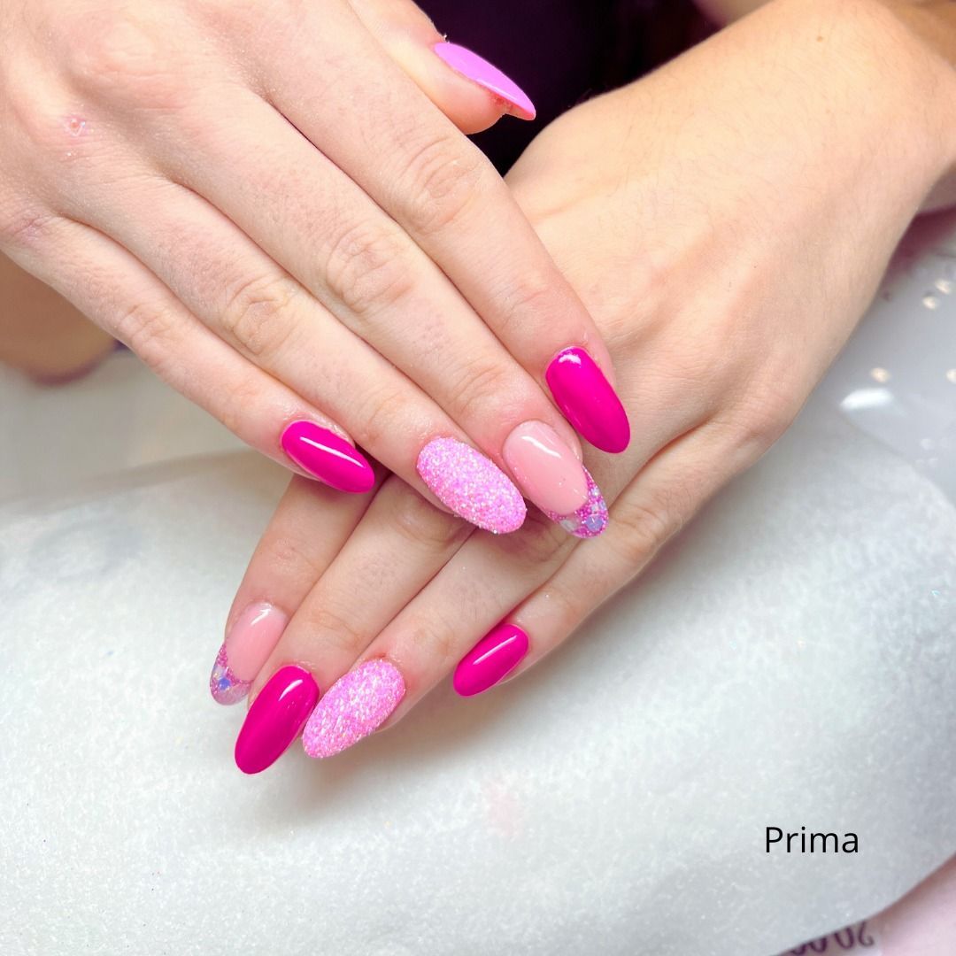 Un primo piano delle mani di una donna con le unghie rosa