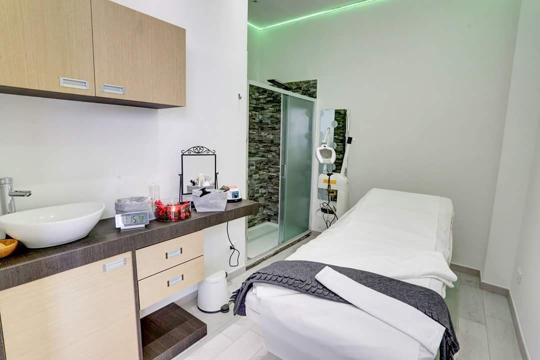 C'è un lettino da massaggio in mezzo alla stanza.