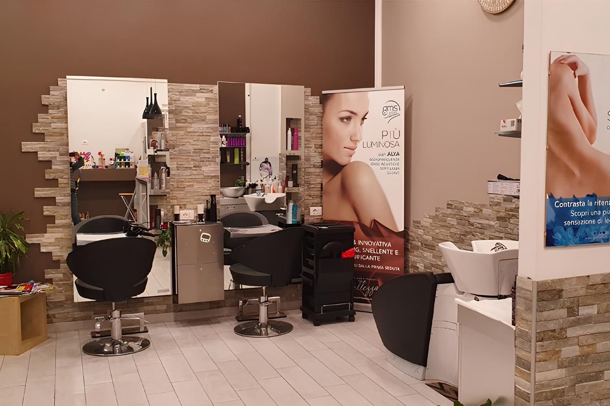 Un salone da parrucchiere con la foto di una donna sul muro.