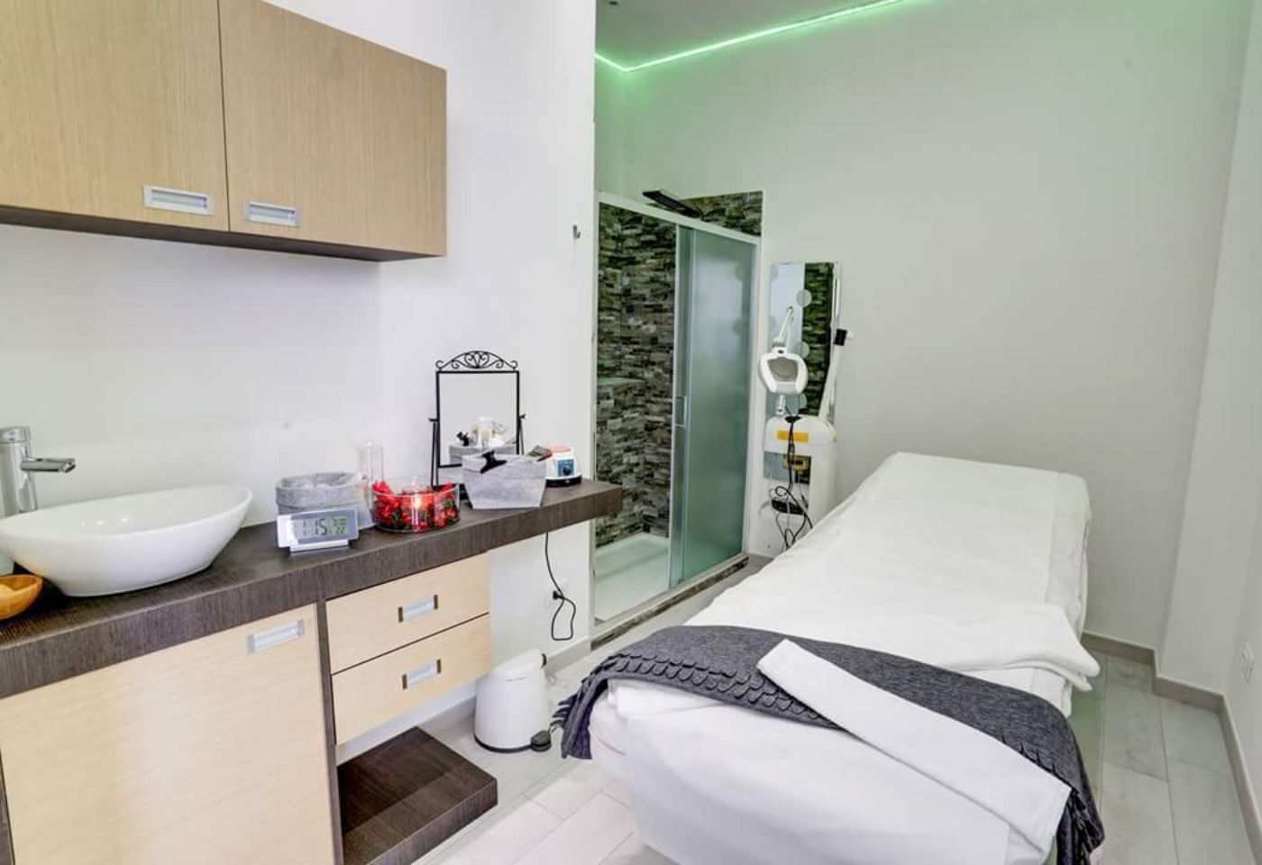 C'è un lettino da massaggio in mezzo alla stanza.