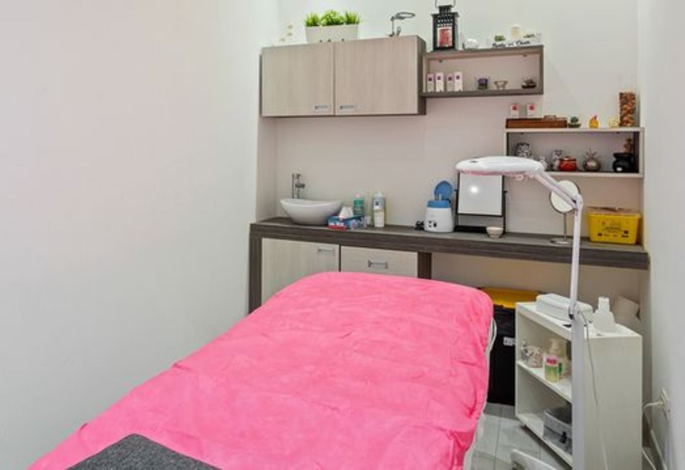 C'è un letto rosa in mezzo alla stanza.