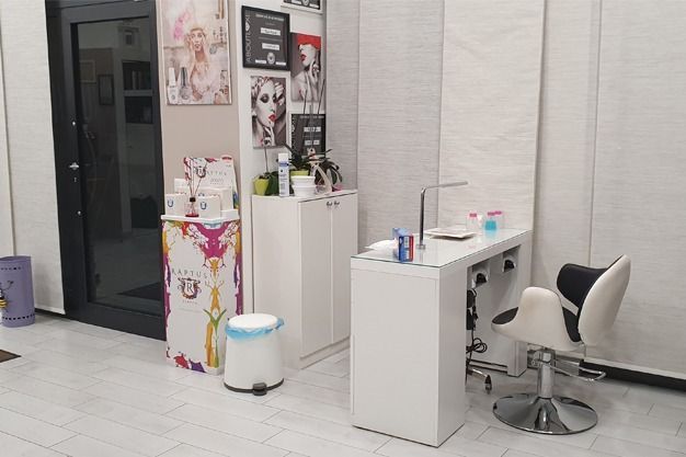 C'è una sedia e un tavolo nella stanza.