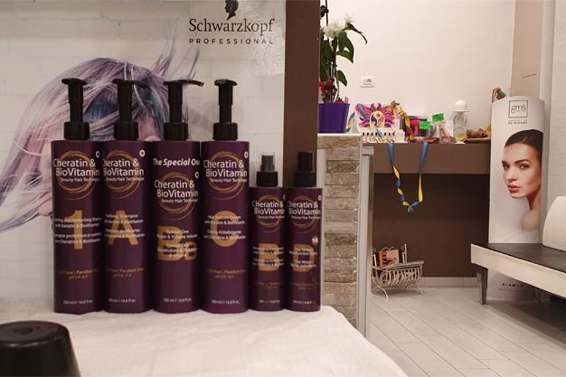 Una fila di bottiglie di prodotti per capelli Schwarzkopf in un salone.