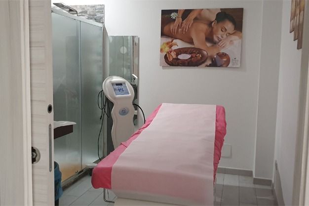 Una stanza con un letto e un'immagine di una donna sul muro