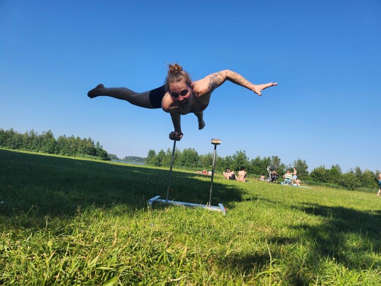 Een vrouw doet de crocodile op handstand steuntjes 