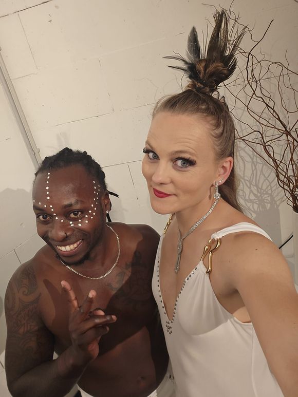 Een man en een vrouw poseren voor een foto