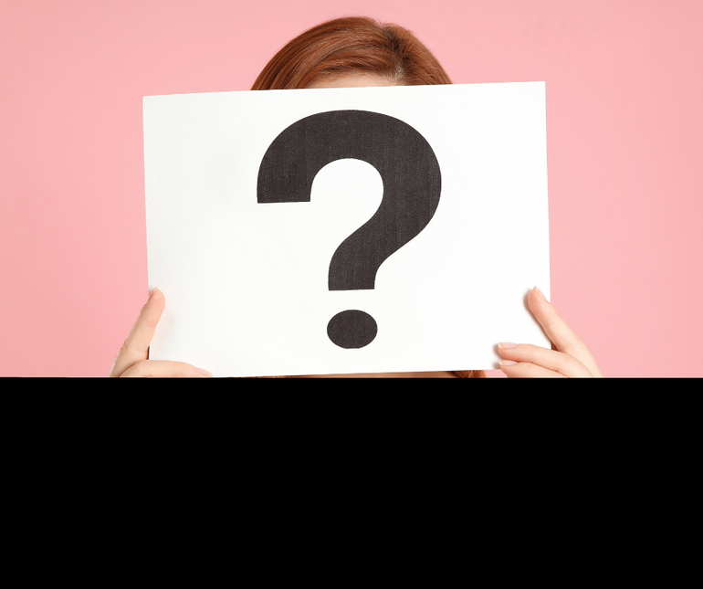 Een vrouw houdt een stuk papier vast met een vraagteken erop