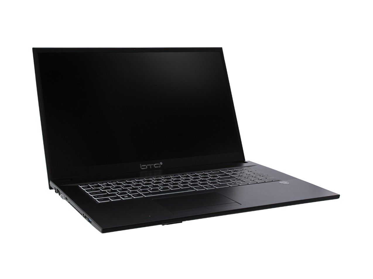 Een zwarte laptop met een zwart scherm staat open op een witte achtergrond.