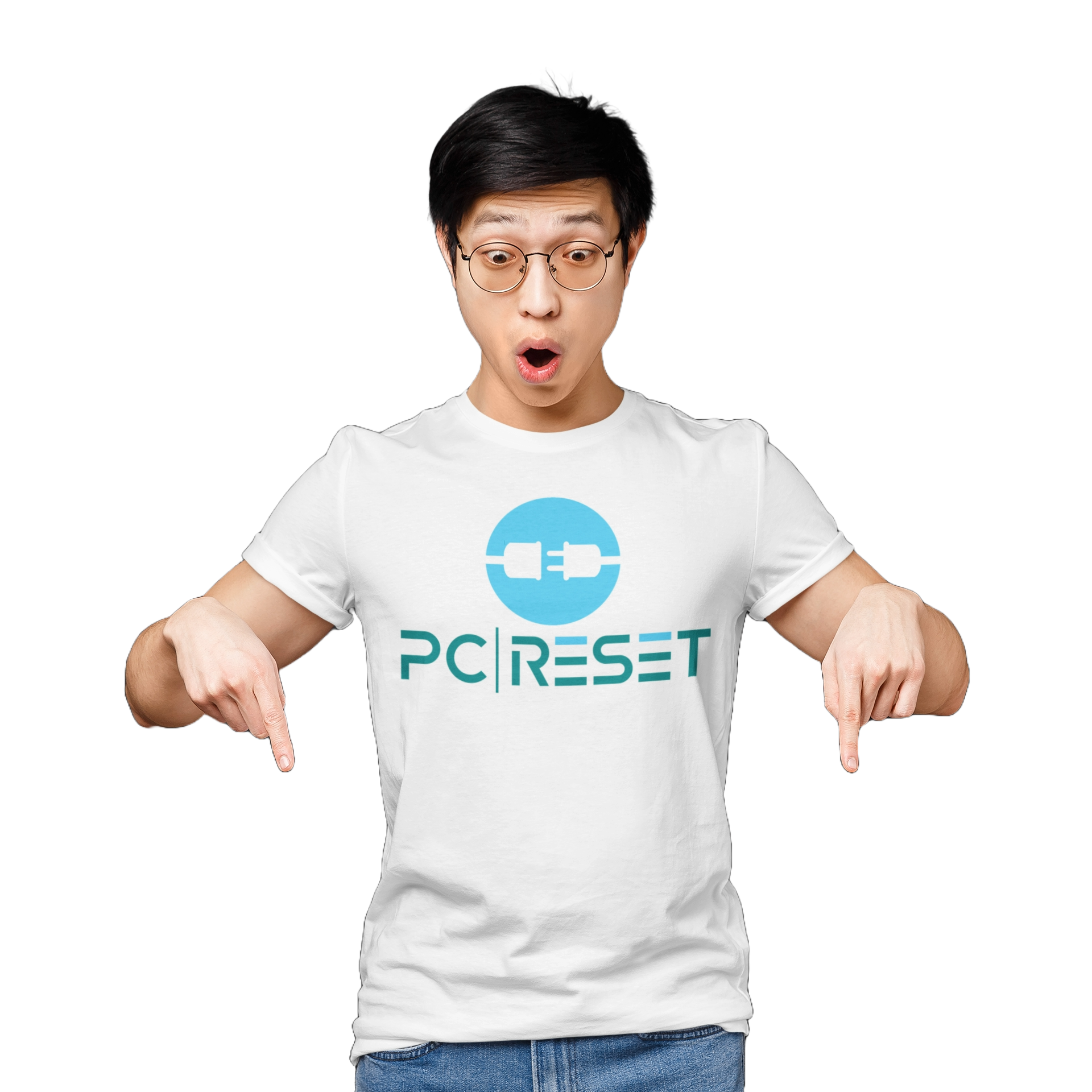 een man die een wit t-shirt draagt ​​met het woord pc reset erop wijst naar beneden.