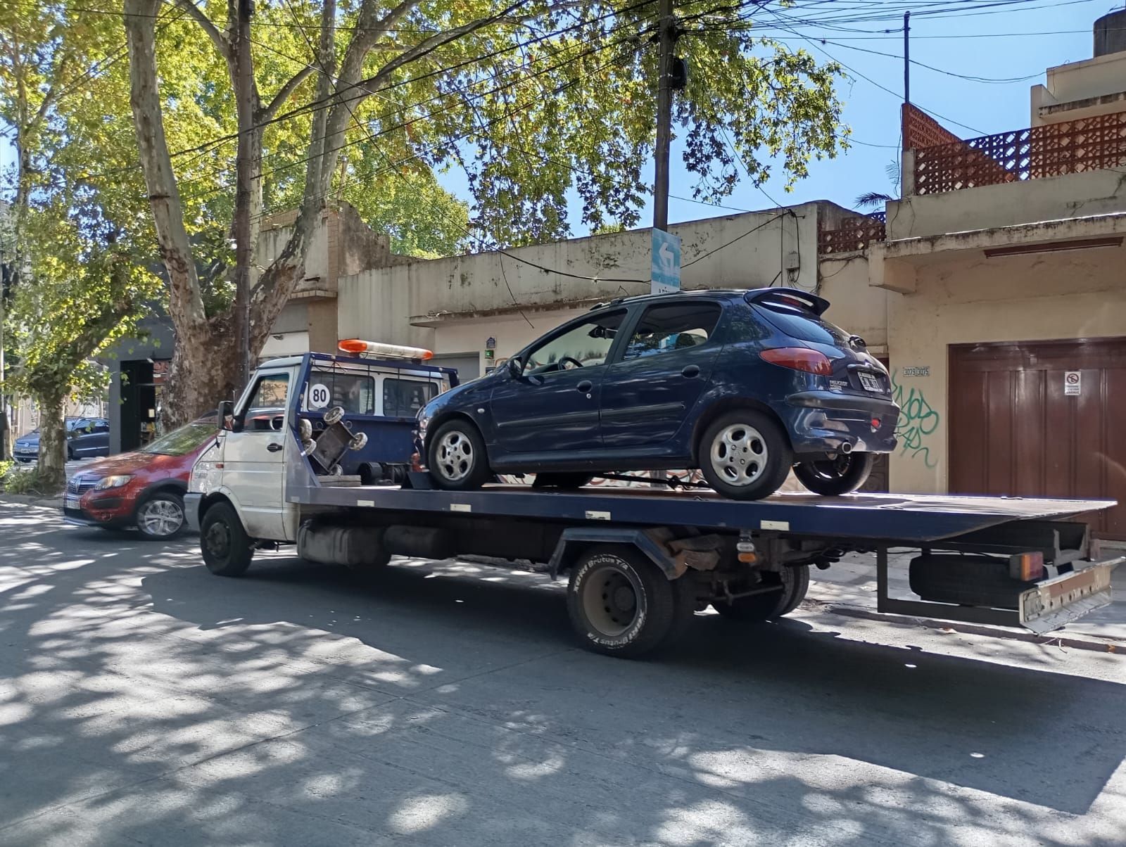 En Grúas San Andrés te ofrecemos asistencia y remolque de vehículos las 24 horas, los 365 días del año.
Con base en Villa Ballester, cubrimos toda la Zona Norte del GBA y realizamos traslados a cualquier punto del pais.