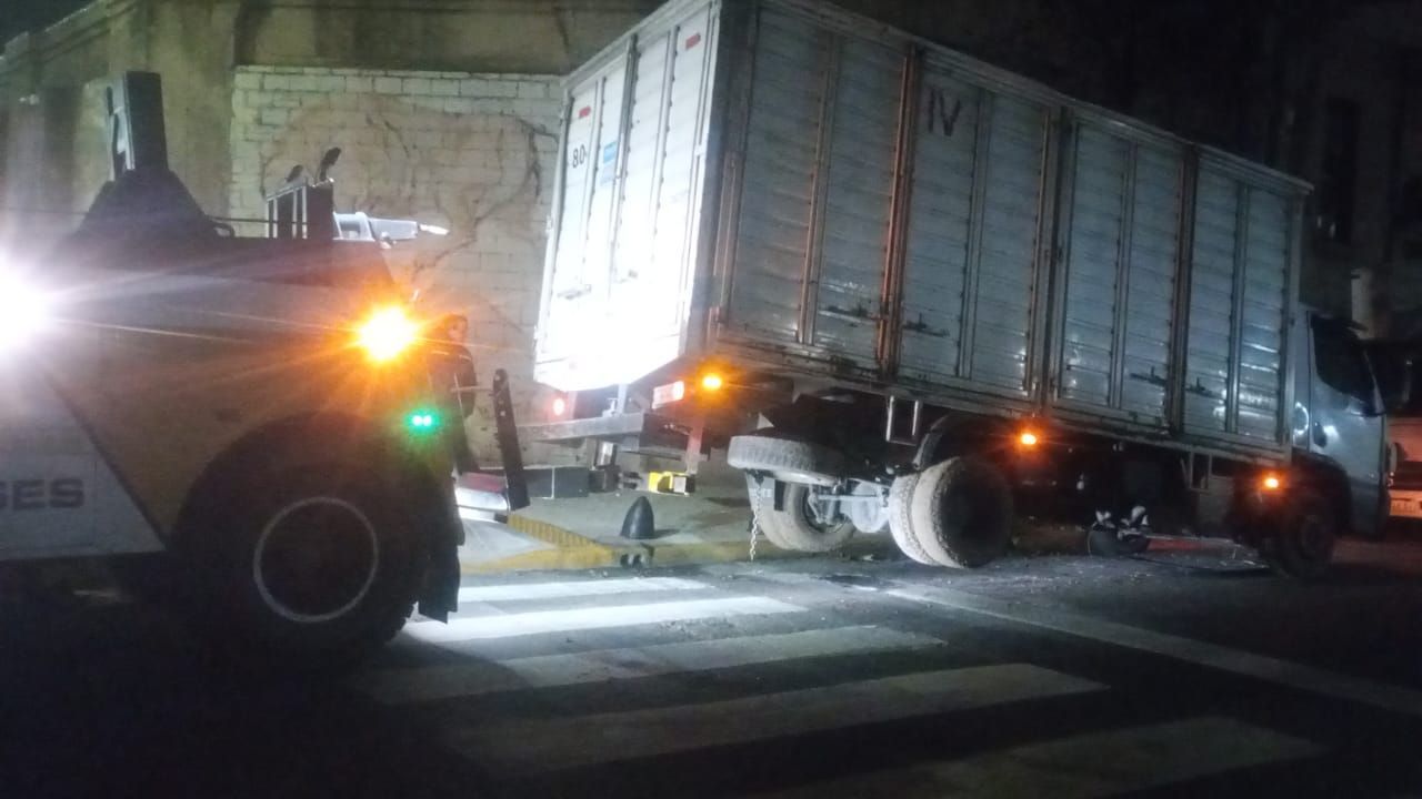 En Grúas San Andrés te ofrecemos asistencia y remolque de vehículos las 24 horas, los 365 días del año.
Con base en Villa Ballester, cubrimos toda la Zona Norte del GBA y realizamos traslados a cualquier punto del pais.