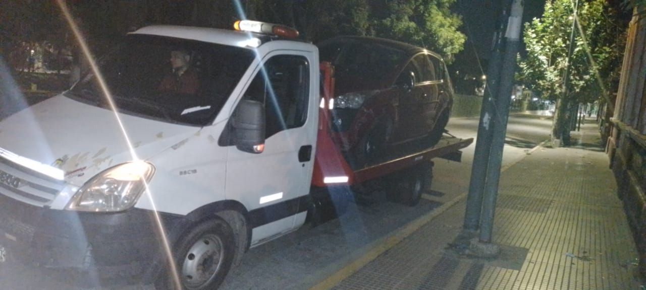 En Grúas San Andrés te ofrecemos asistencia y remolque de vehículos las 24 horas, los 365 días del año.
Con base en Villa Ballester, cubrimos toda la Zona Norte del GBA y realizamos traslados a cualquier punto del pais.