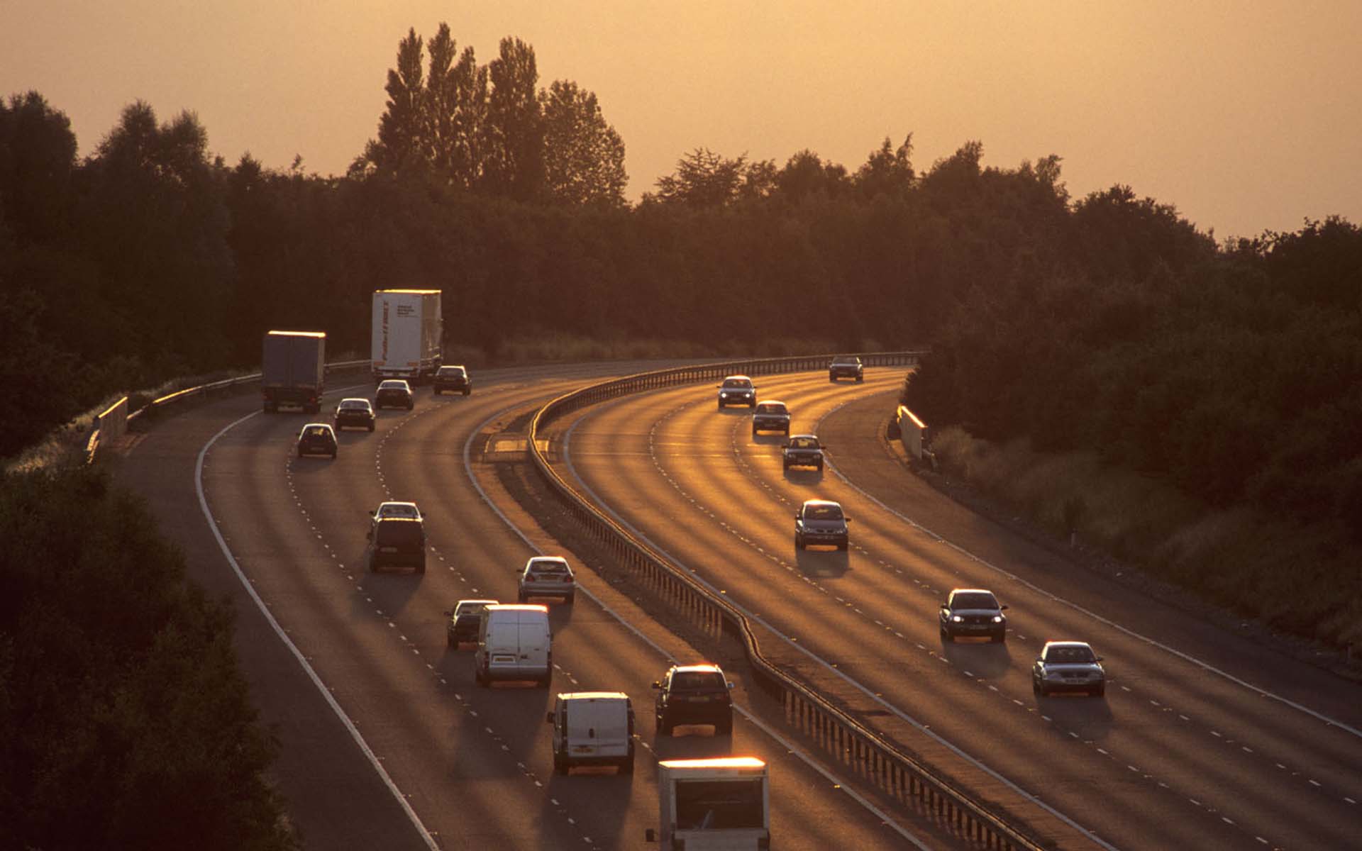 4 Things to Consider When Using a Vehicle Hire Service