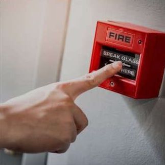 Un uomo sta installando una telecamera di sicurezza su un muro