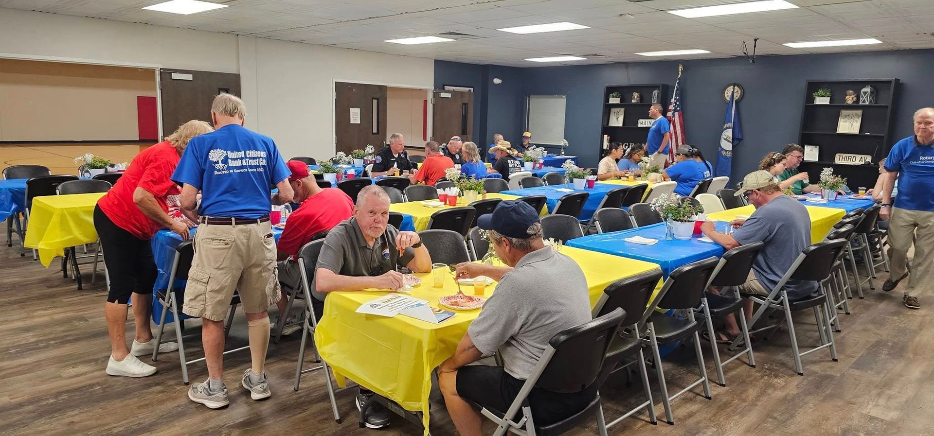 A group of people are sitting at tables in a room.