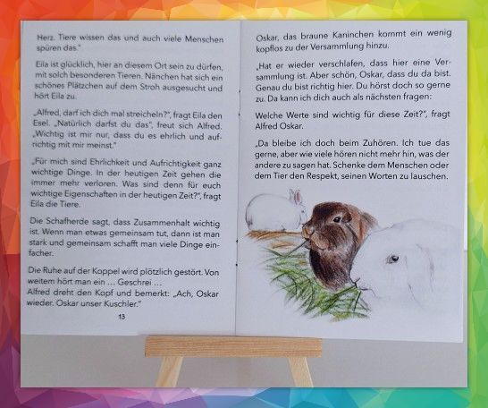 Ein Buch ist auf einer Seite aufgeschlagen, auf der ein Meerschweinchen abgebildet ist