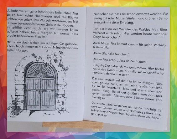 Ein Buch ist auf einer Seite aufgeschlagen, auf der eine Tür abgebildet ist