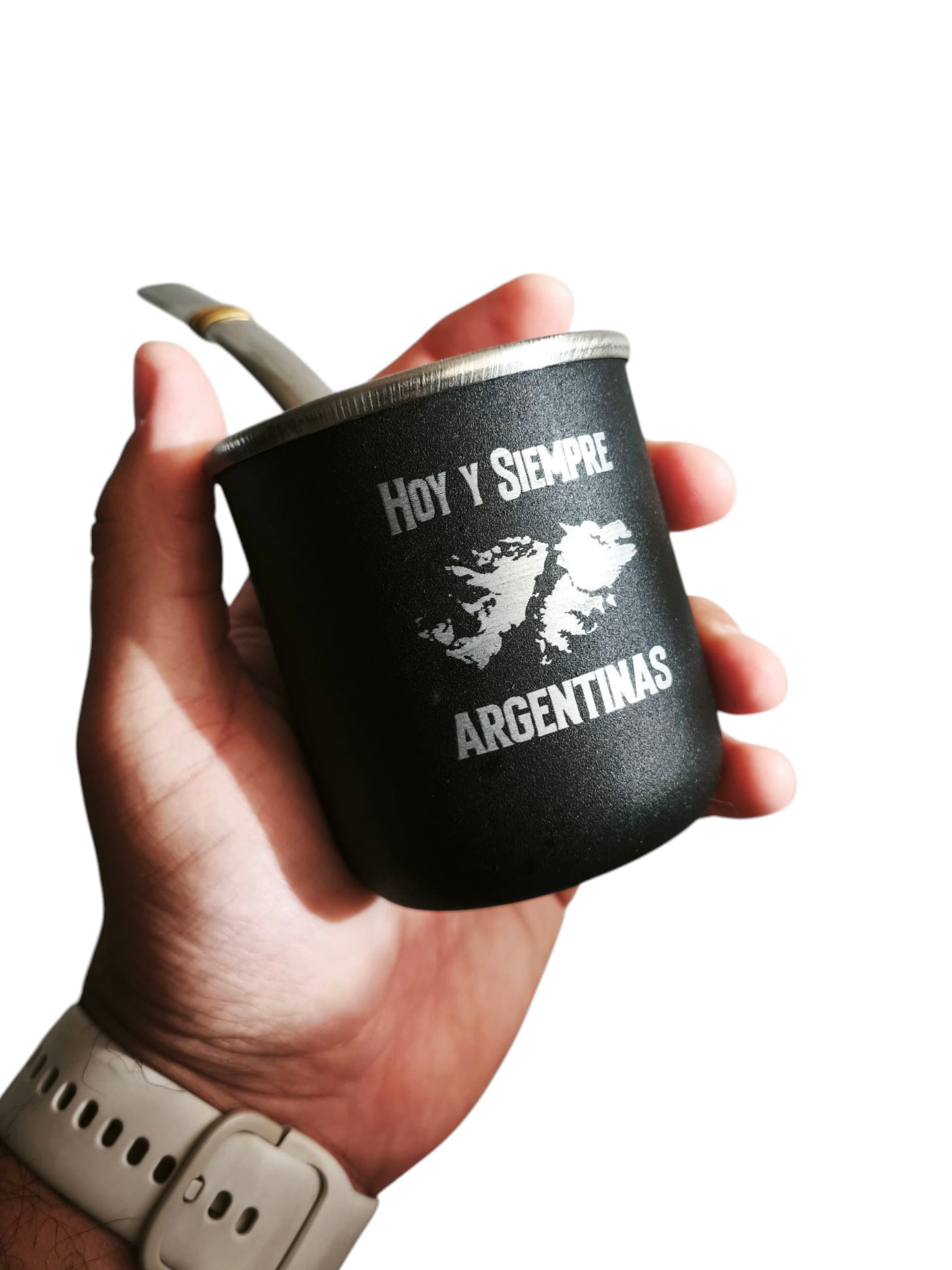 Mano sosteniendo un mate negro con el texto 