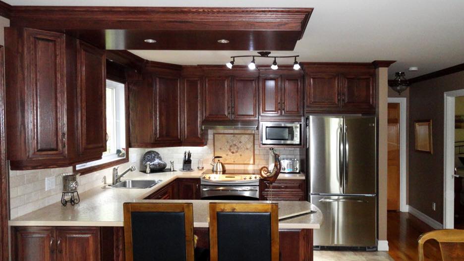 Une cuisine avec électroménagers en acier inoxydable et armoires en bois