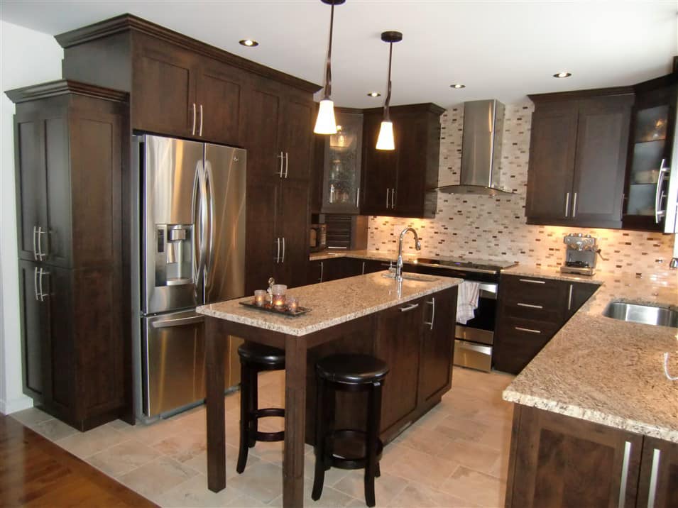 Une cuisine avec des armoires marron et des appareils électroménagers en acier inoxydable