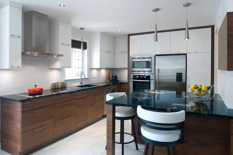 Une cuisine avec électroménagers en acier inoxydable et armoires en bois